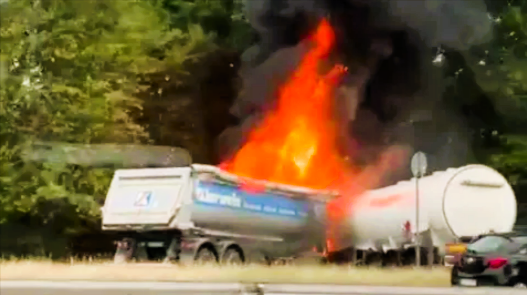 Mega-Vollsperrung! Tanklaster rast in Kies-LKW - Feuerinferno tötet Fahrer, lange Sperrung erwartet!