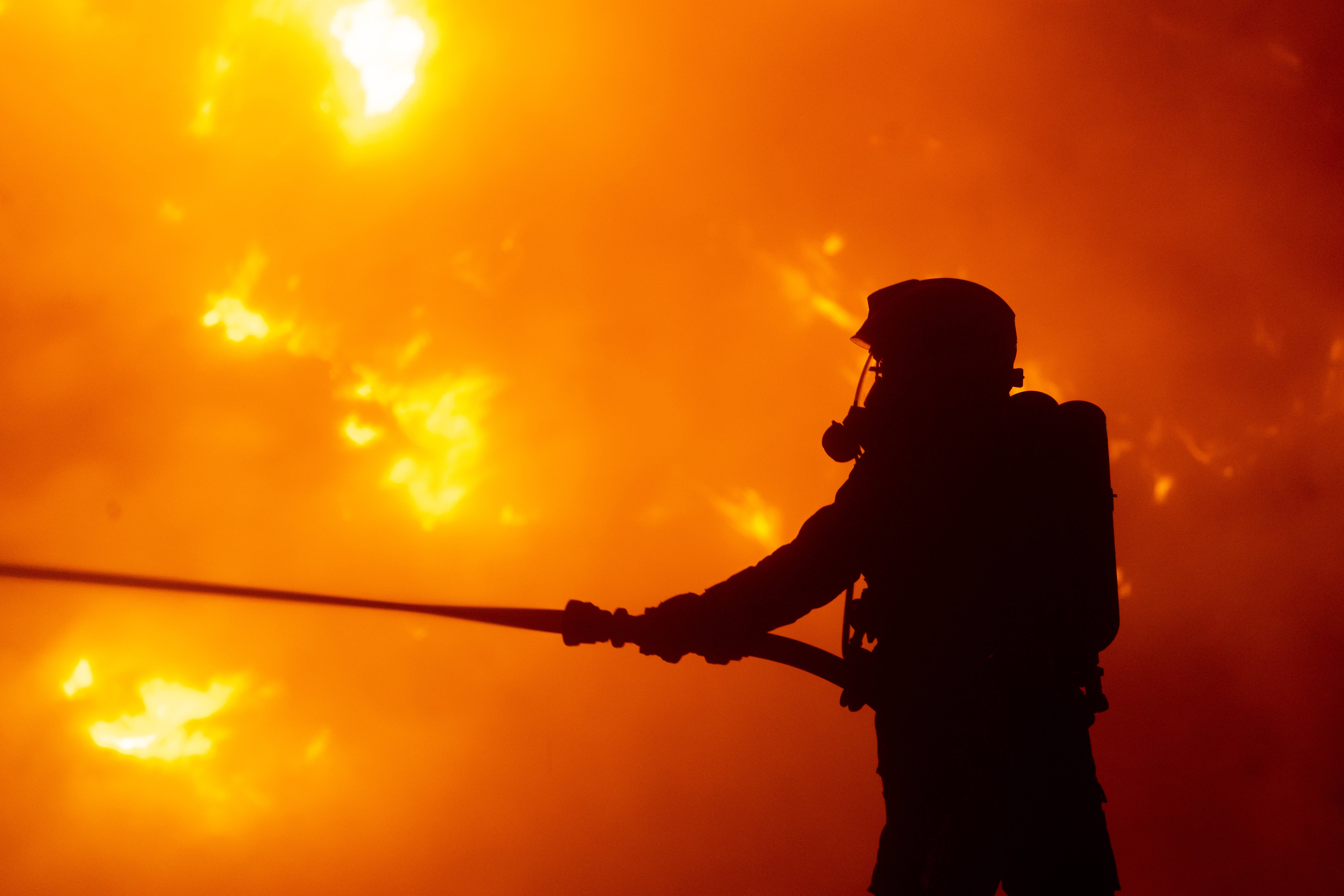 Feuer in Ferienhaus! 9 Menschen sterben in den Flammen - Tragödie im Urlaub!