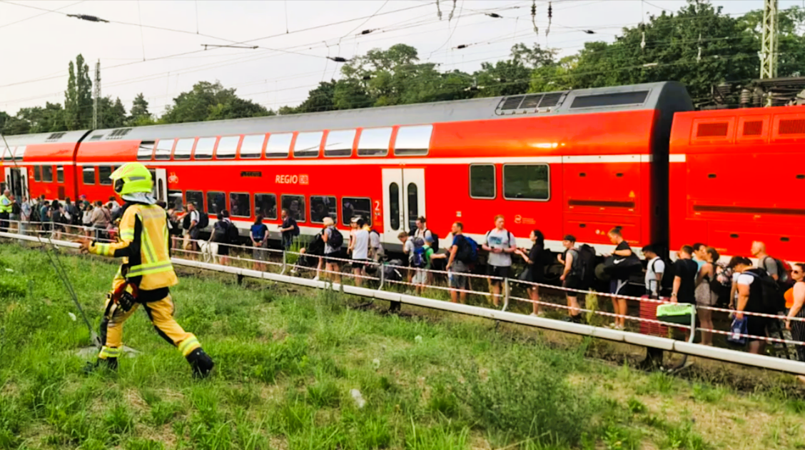 Anschlag in der deutschen Bahn! Steckdose manipuliert - Frau erleidet schweren Stromschlag - Krankenhaus!