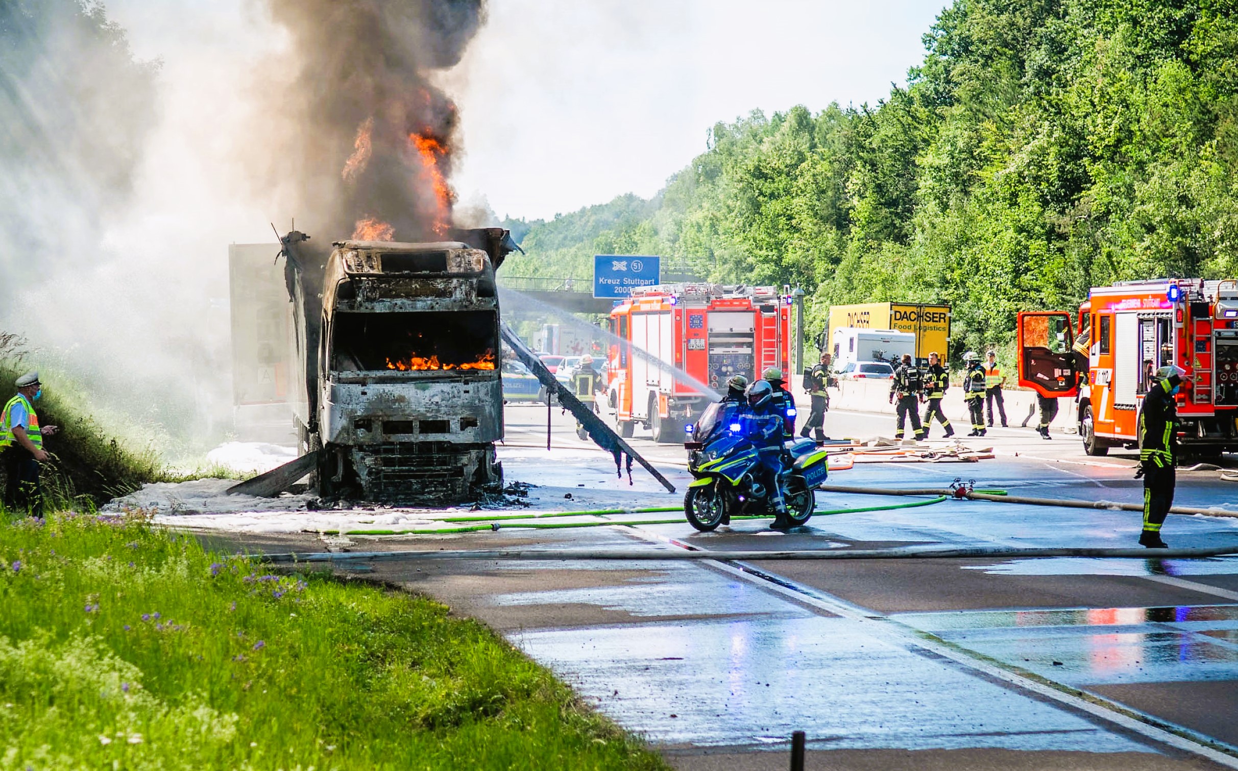 Feuer auf der Autobahn! Transporter mit krebserregenden Stoffen an Bord steht in Flammen!