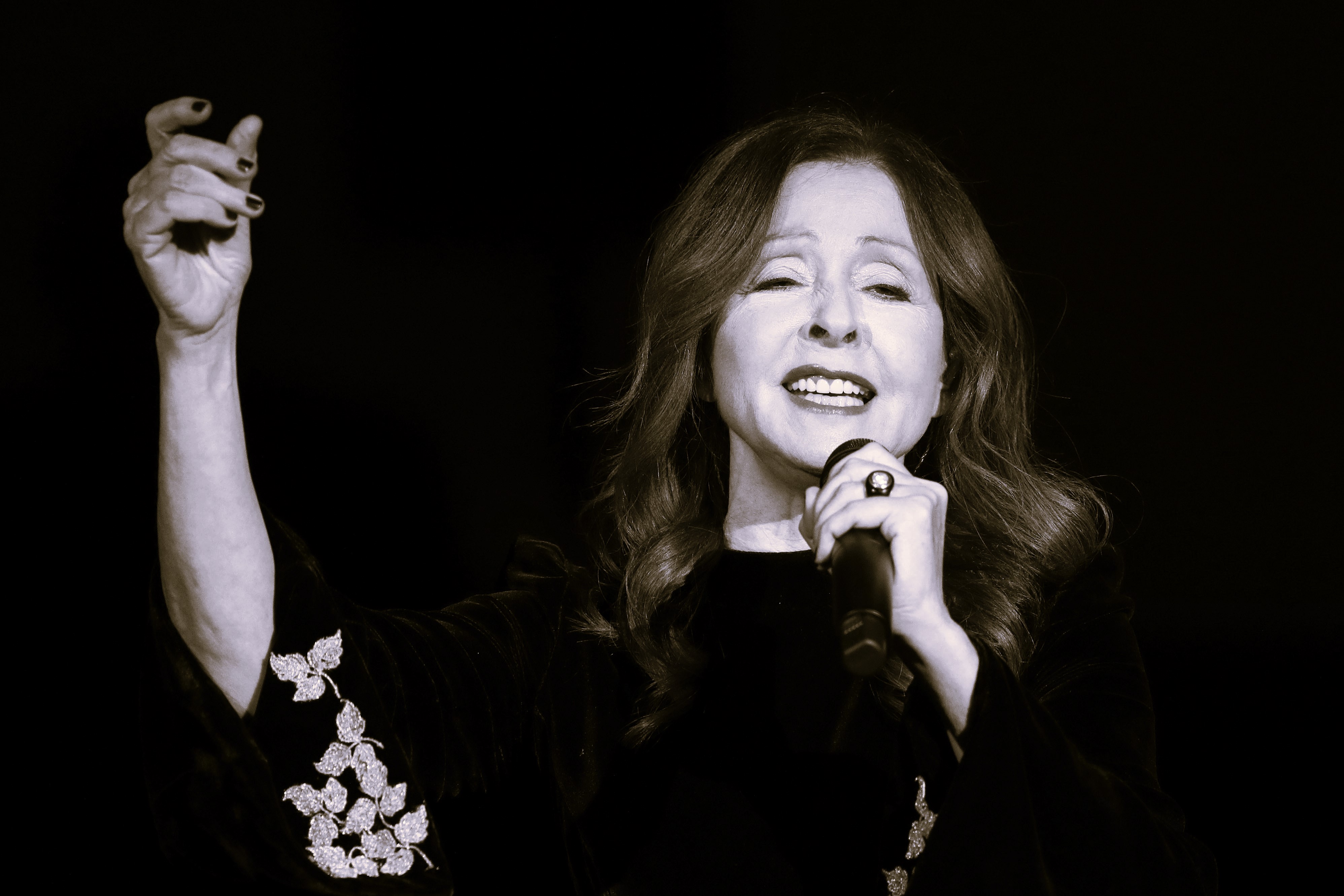 Vicky Leandros stürzt bei Konzert von der Bühne - Schockmoment für Zuschauer und Sängerin!