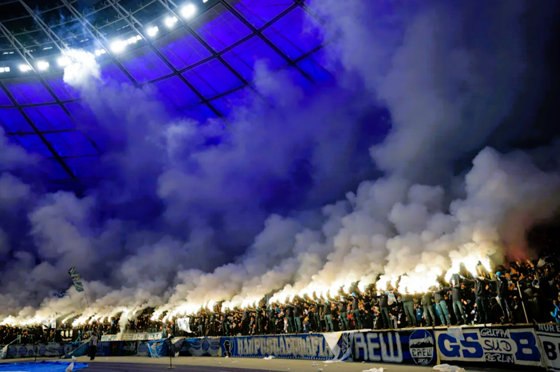 Dramatischer Zwischenfall bei Spiel der 2. Bundesliga - Fan stürzt von Brüstung in den Innenraum
