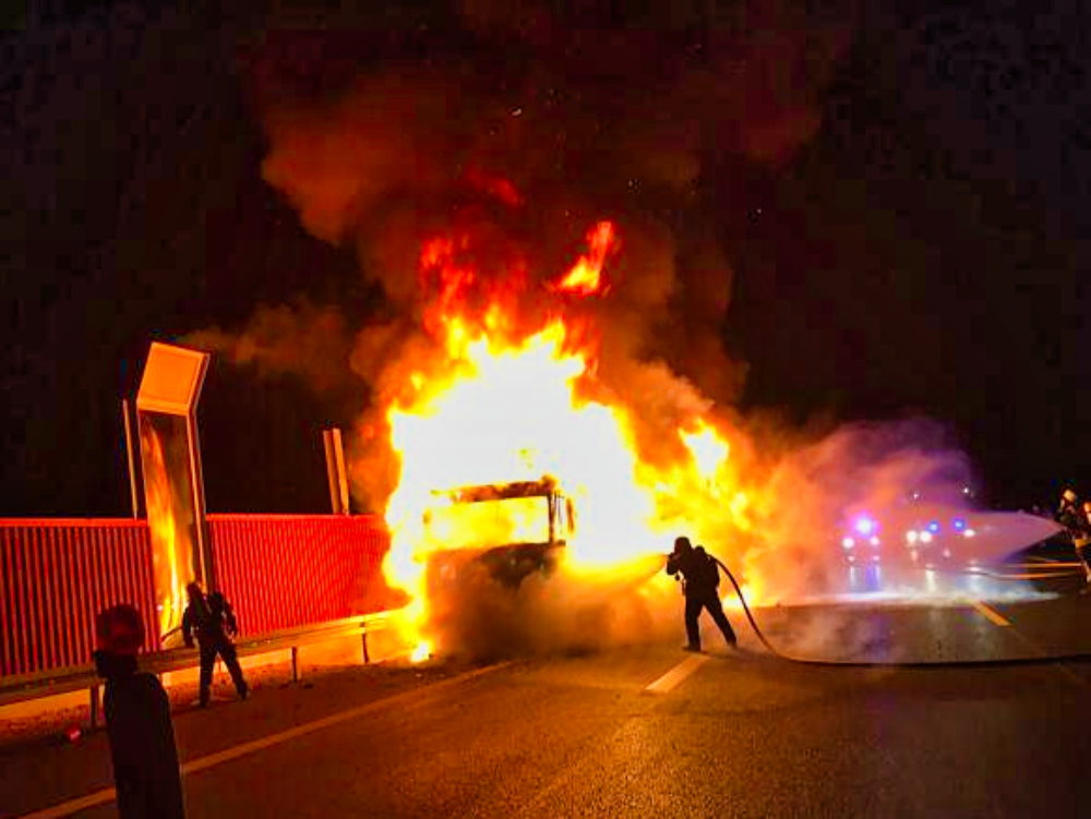 Feuer auf der Autobahn! Transporter mit krebserregenden Stoffen an Bord steht in Flammen!