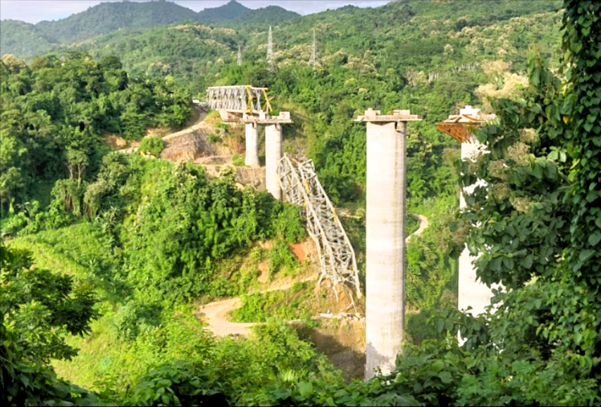 Kran stürzt auf Brücke! 23 Bauarbeiter sterben bei schwerem Arbeits-Unglück