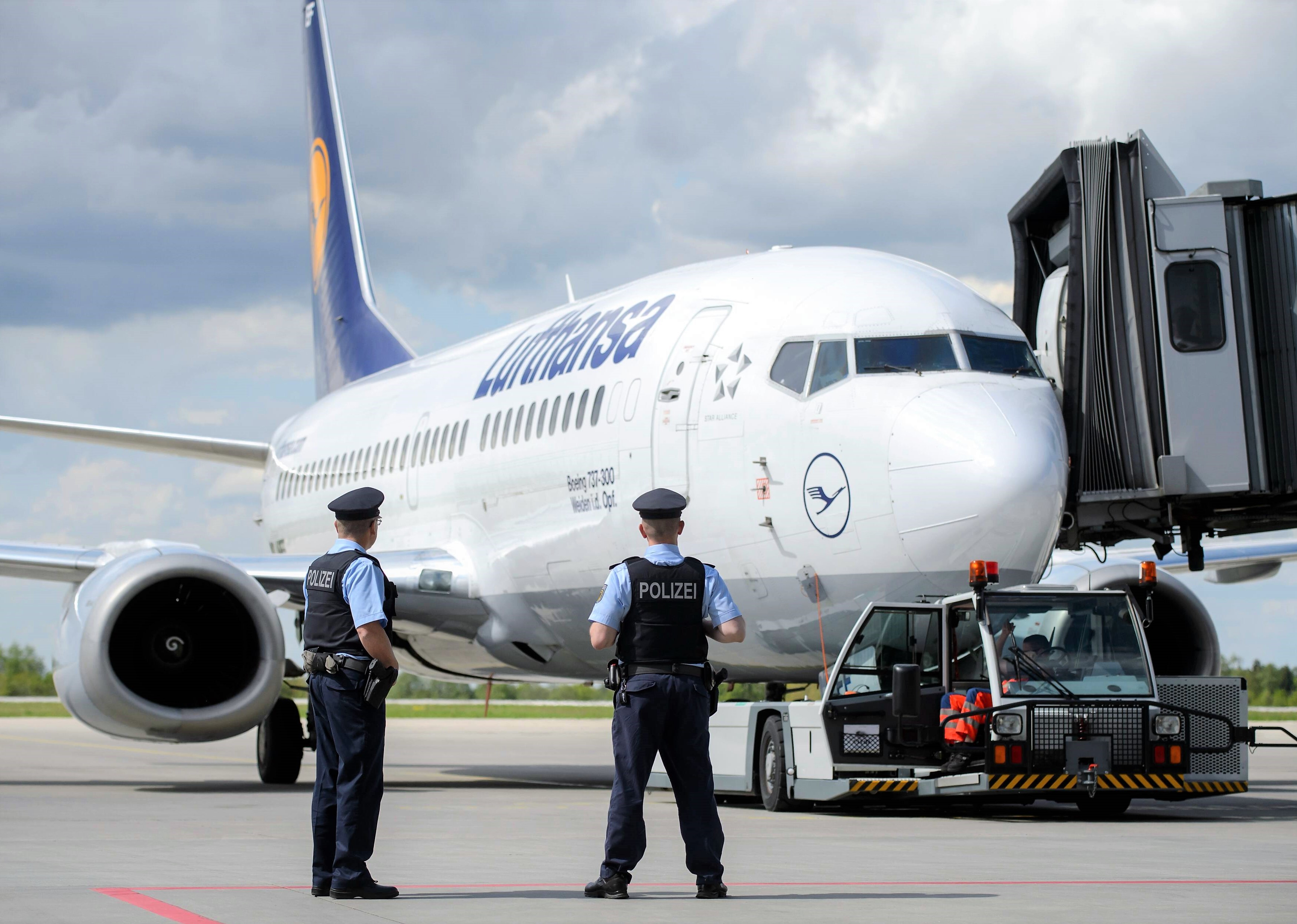 Notlandung! Lufthansa-Maschine muss wegen eines Notfalls an Bord sofort landen!