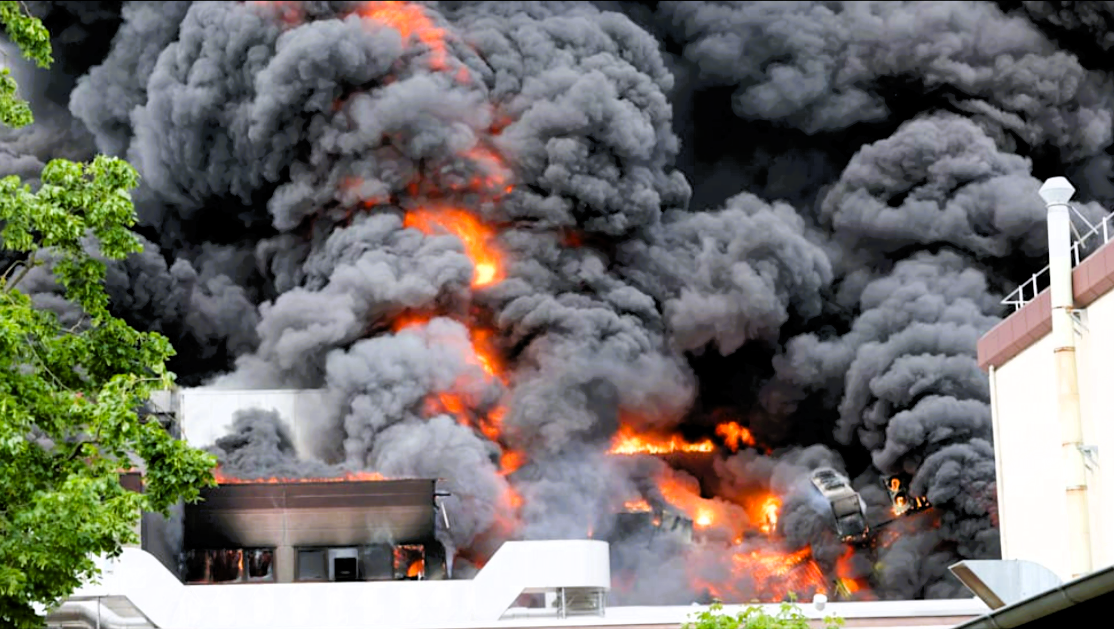 Großbrand in NRW! Feuerwehr warnt - "Lassen Sie die Fenster geschlossen"! Giftiger Rauch!