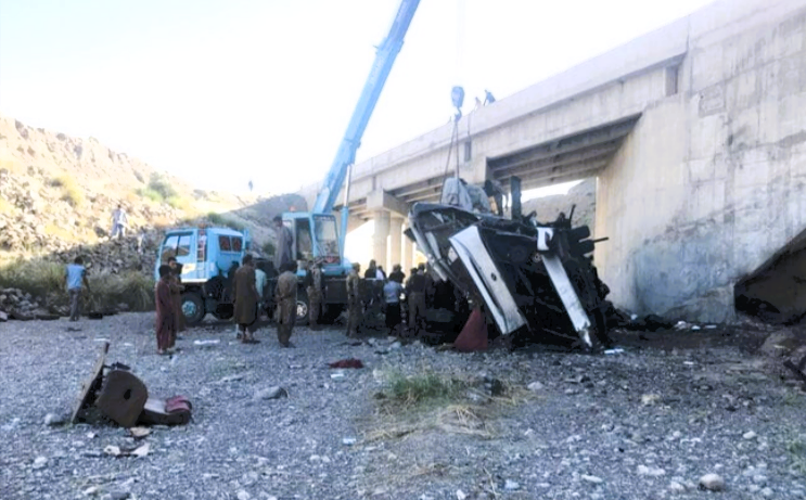 Busunglück! 27 Menschen sterben, Bus stürzt nach Reifenplatzer in Schlucht!