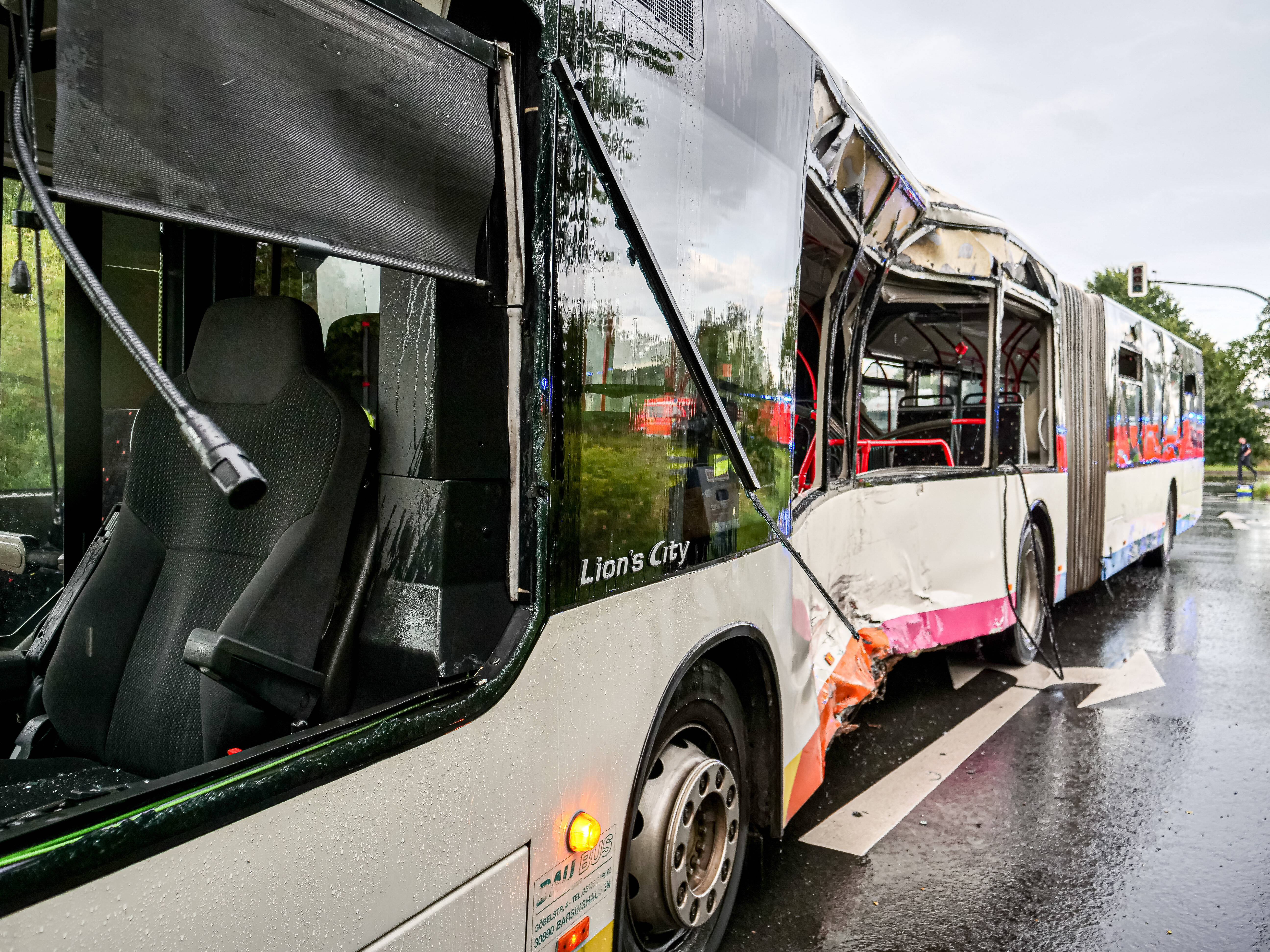 Reisebus-Unglück auf der Autobahn! Mehrere Personen bei Unfall schwer verletzt!